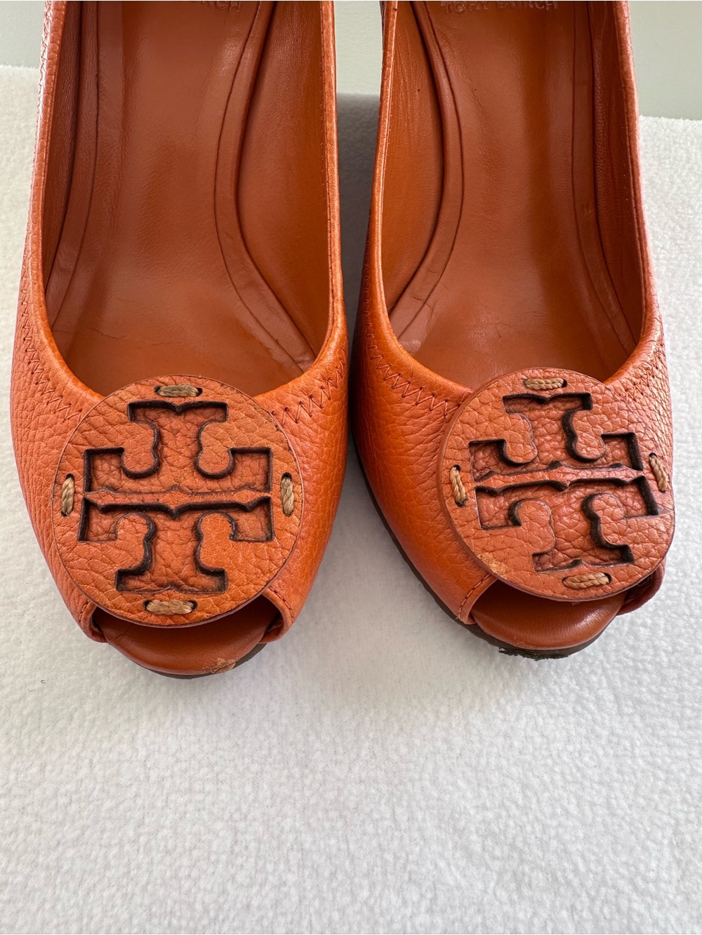 Tory Burch Orange Peep-Toe Leather Heels with Logo Medallion - Picture 4 of 6